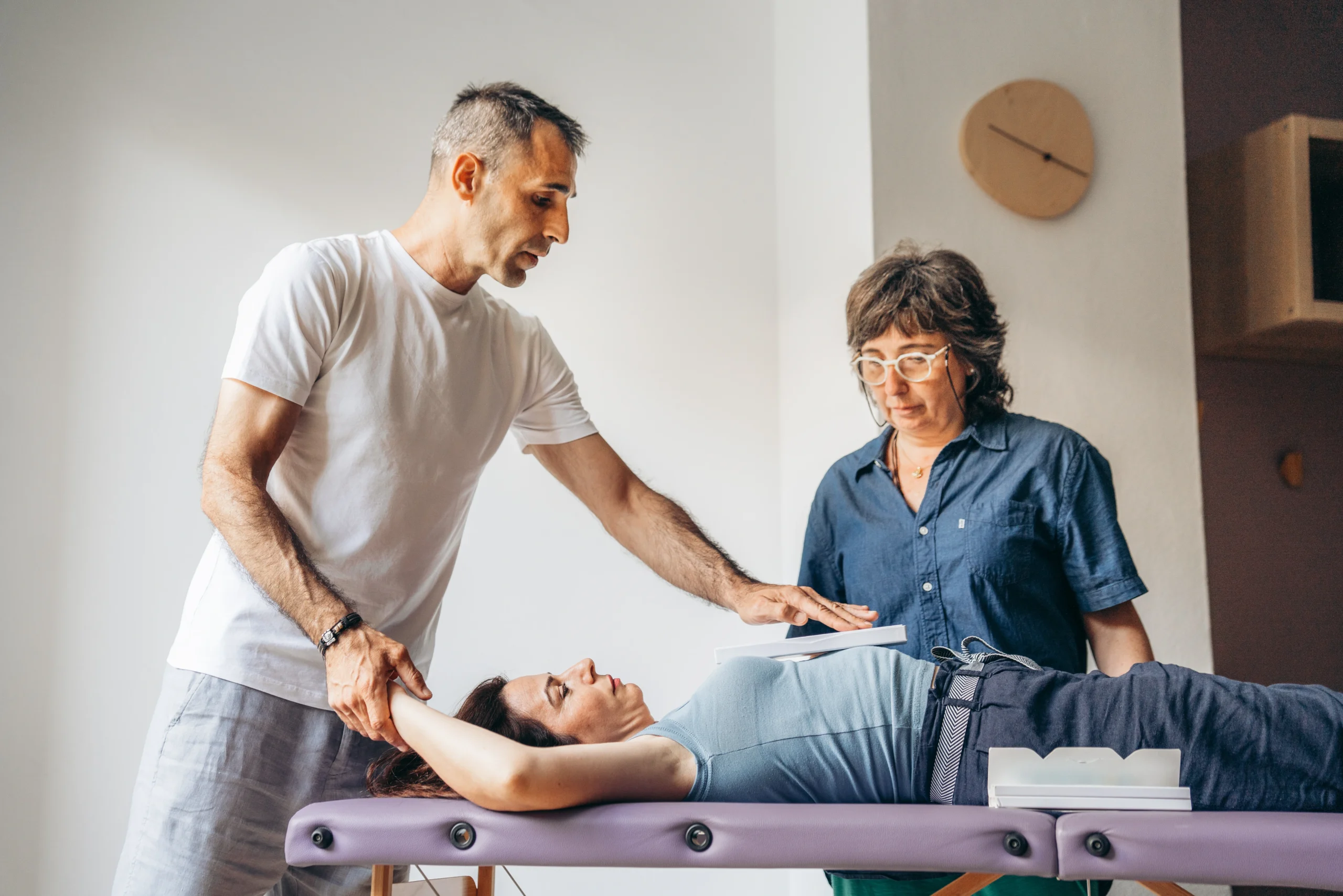 Rubén Álvarez supervisando una práctica de testaje kinesiológico entre alumnas en IEKU Barcelona